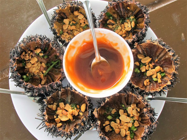 Nhum nướng mỡ hành là món đặc sản nên thử khi tới Phú Quốc