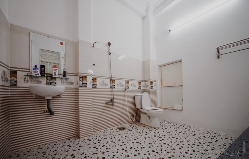 The Hidden Corner – Family room (Nap Hunger) – Private Bath