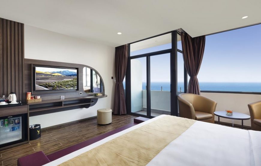 Premier Deluxe Room with Partial Sea View