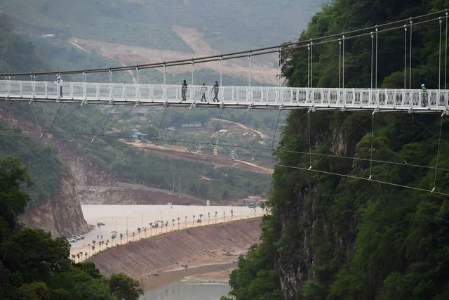 Cầu kính dài nhất thế giới tại Việt Nam đẹp như tranh trên báo nước ngoài - Ảnh 11.