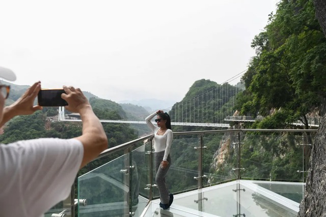 Cầu kính dài nhất thế giới tại Việt Nam đẹp như tranh trên báo nước ngoài - Ảnh 16.