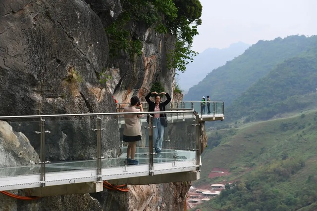 Cầu kính dài nhất thế giới tại Việt Nam đẹp như tranh trên báo nước ngoài - Ảnh 20.