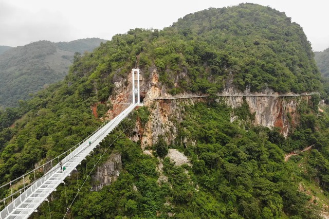Cầu kính dài nhất thế giới tại Việt Nam đẹp như tranh trên báo nước ngoài - Ảnh 4.