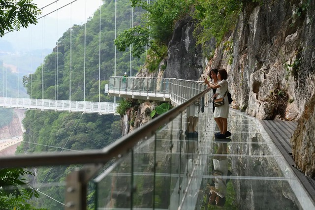 Cầu kính dài nhất thế giới tại Việt Nam đẹp như tranh trên báo nước ngoài - Ảnh 6.