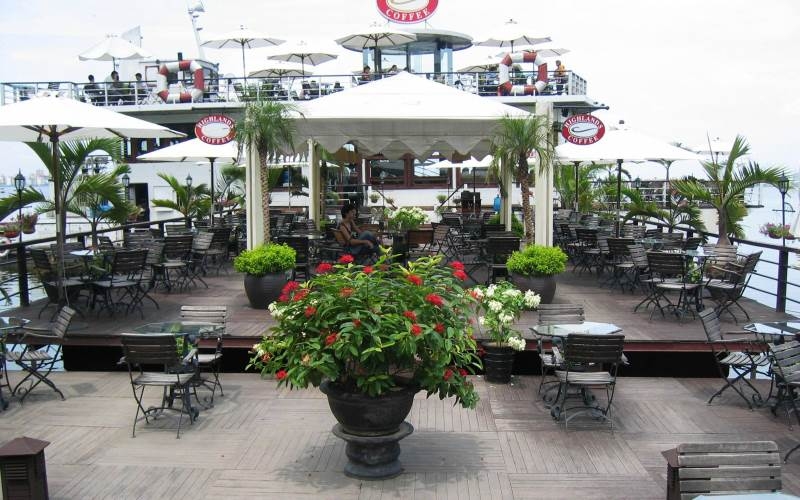 Highlands Coffee du thuyền xứng đáng là quán cafe có vị trí và view đẹp nhất tại Hồ Tây