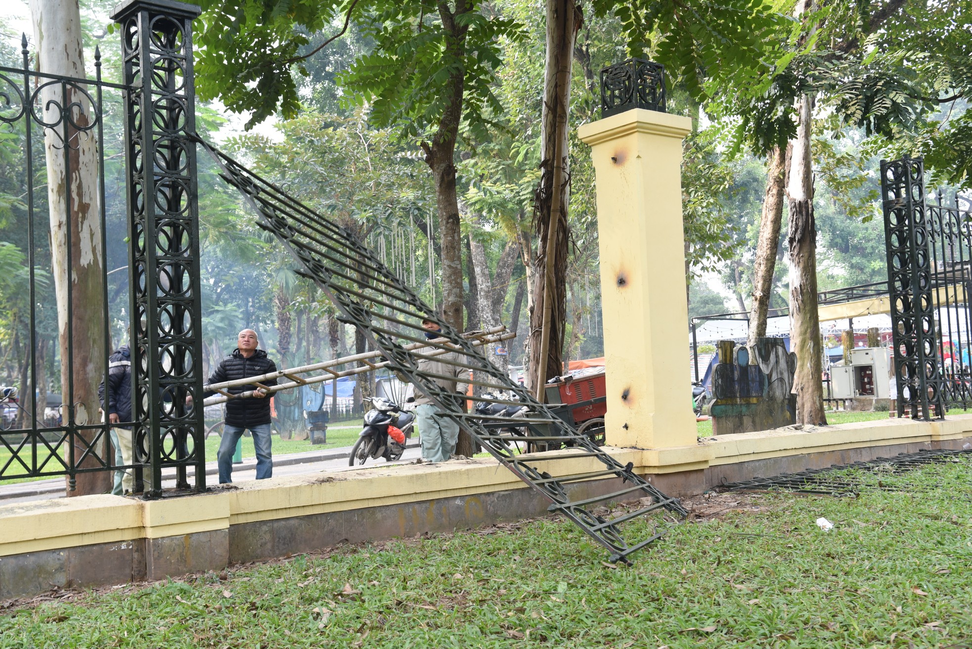 Hà Nội bắt đầu hạ rào công viên Thống Nhất - Ảnh 11.