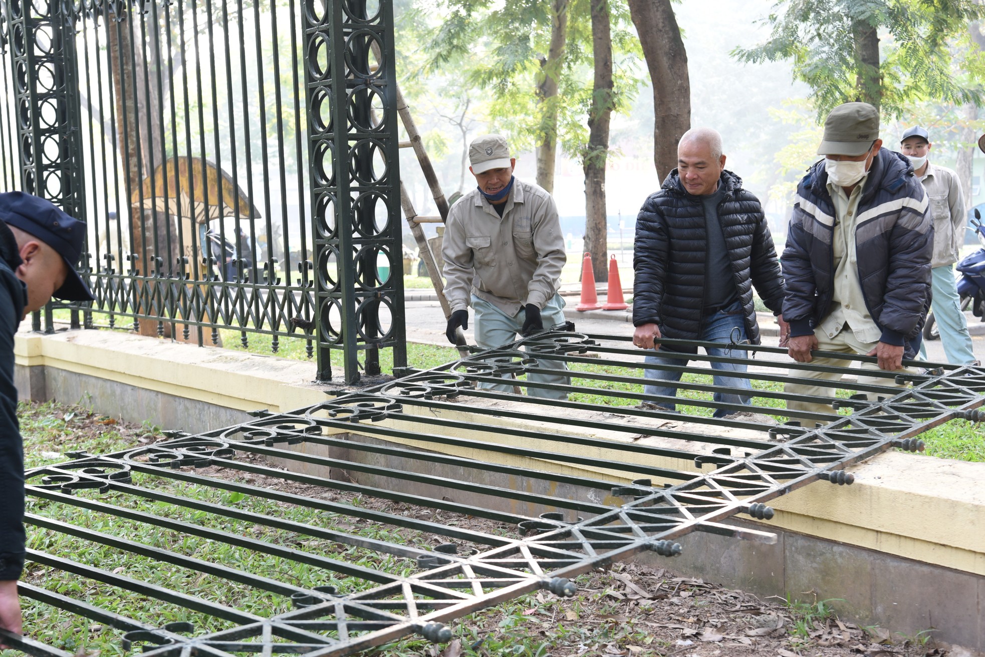 Hà Nội bắt đầu hạ rào công viên Thống Nhất - Ảnh 7.