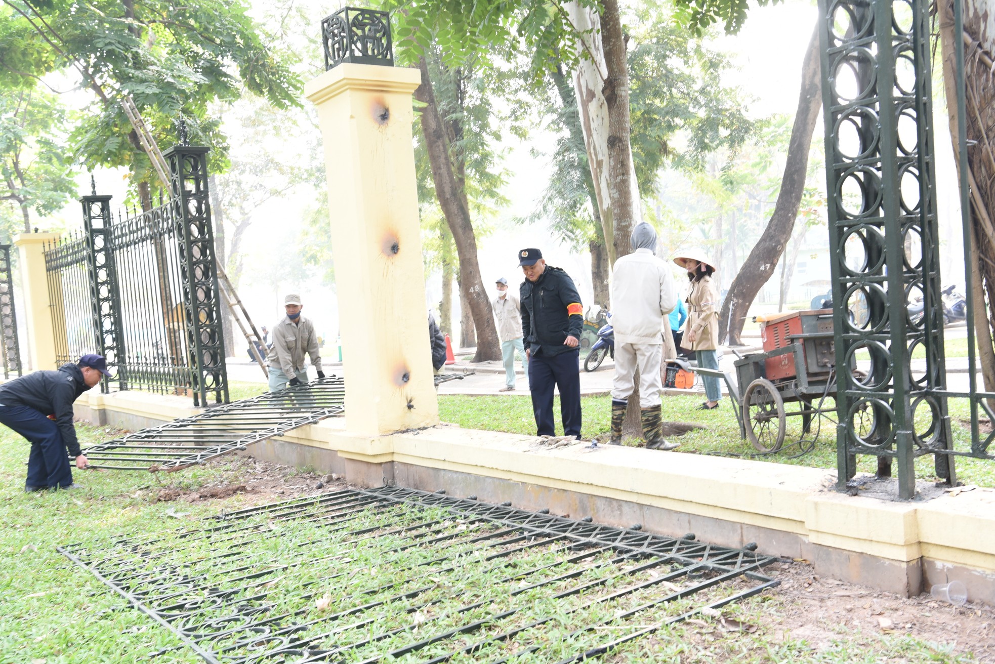 Hà Nội bắt đầu hạ rào công viên Thống Nhất - Ảnh 8.