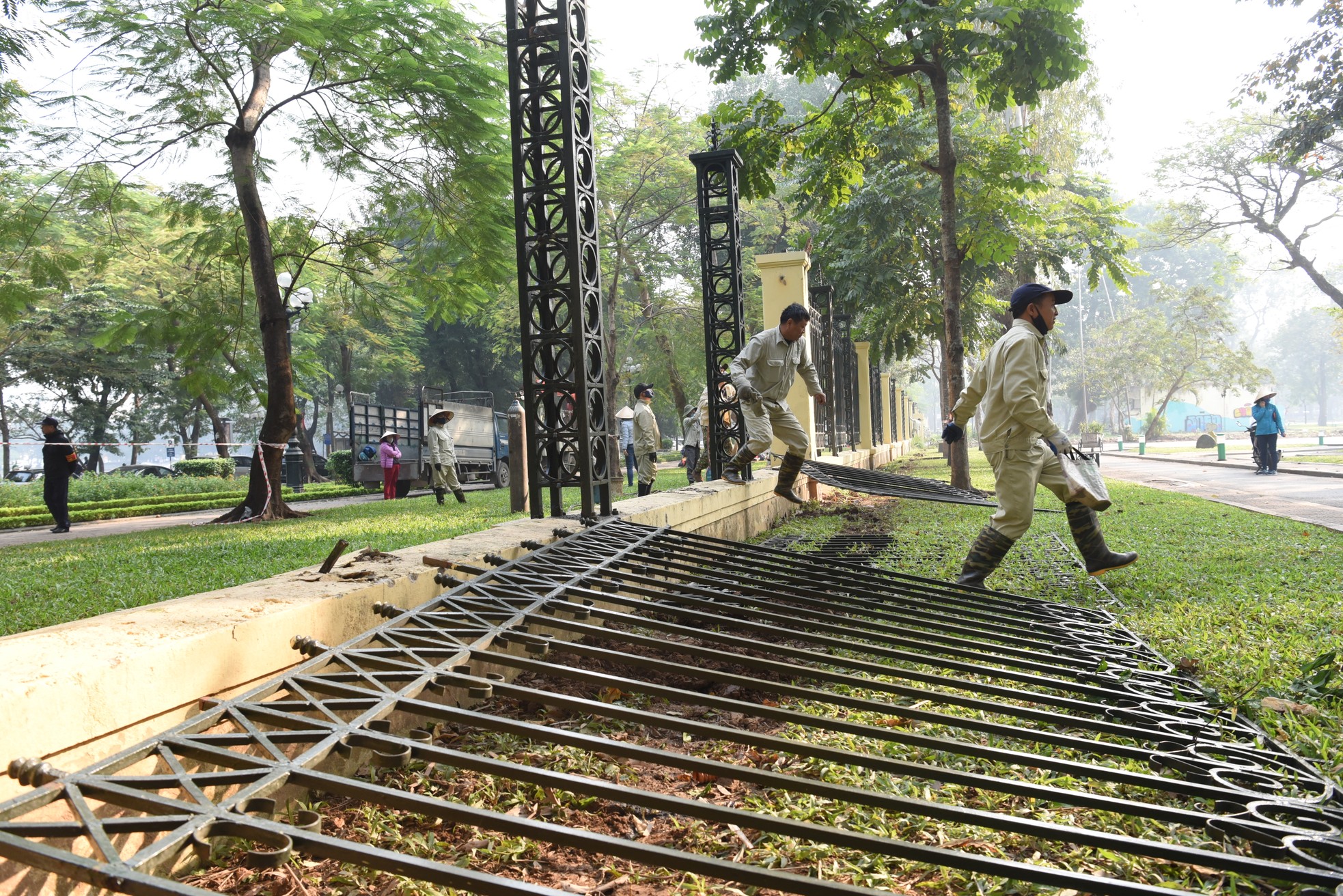 Hà Nội bắt đầu hạ rào công viên Thống Nhất - Ảnh 10.