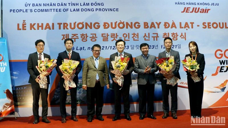 Phó Chủ tịch Ủy ban nhân dân tỉnh Lâm Đồng Nguyễn Ngọc Phúc (thứ 3, bên trái) và lãnh đạo ngành du lịch tỉnh tặng hoa các đại diện hãng hàng không Jeju.