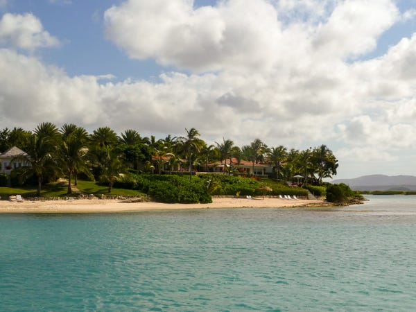 Vịnh Jumby, một khu nghỉ dưỡng ở Antigua, nơi Oprah Winfrey và Paul McCartney được cho là có nhà.