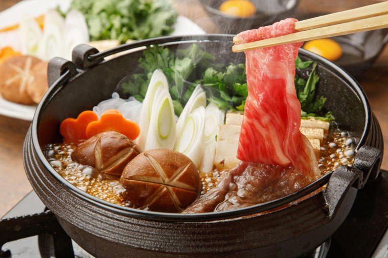 Tắm Onsen và thưởng thức lẩu Nhật với các hương vị đặc trưng