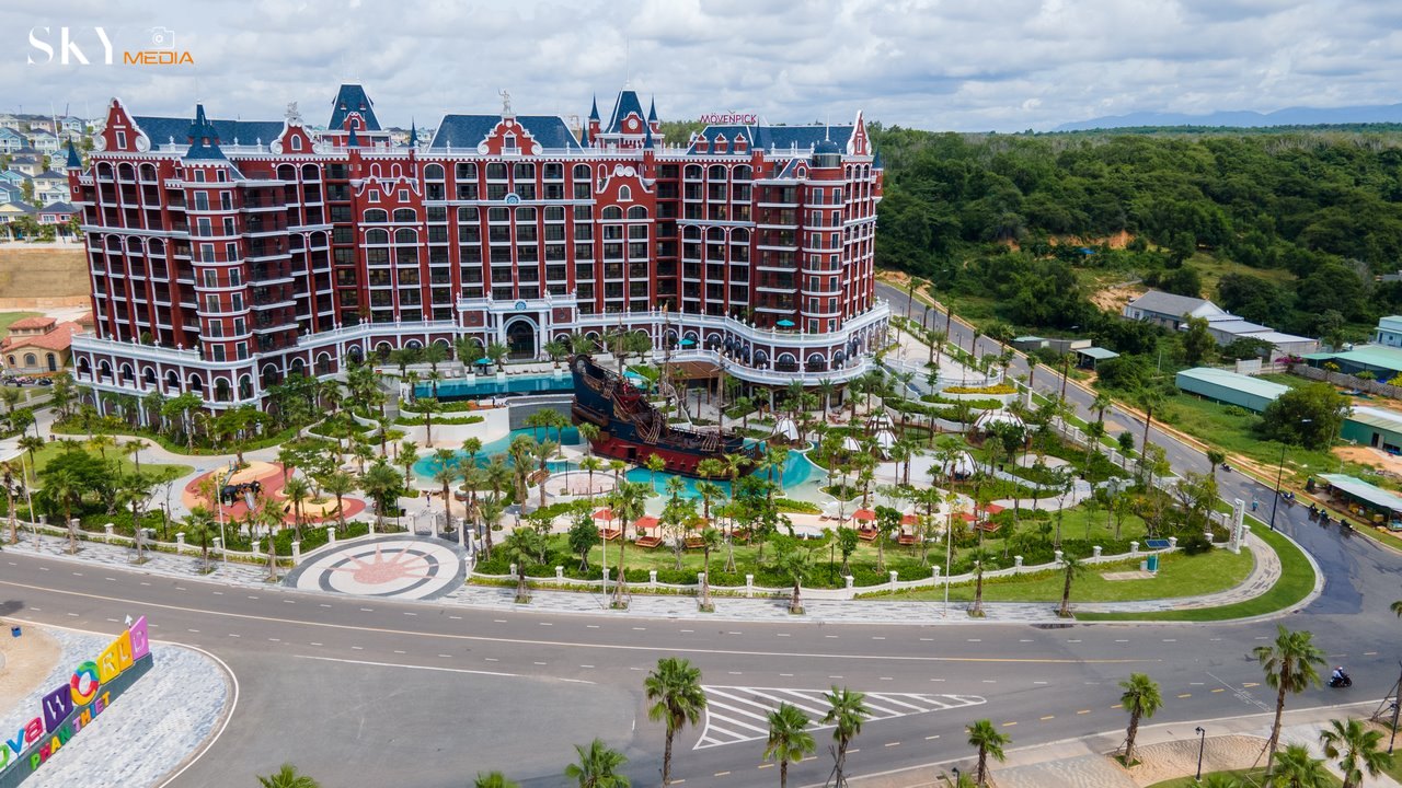 Khách sạn Movenpick Phan Thiết nằm tại mặt tiền đường Lạc Long Quân