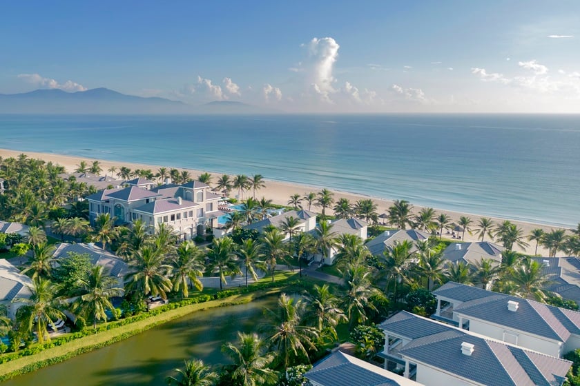 Nằm yên bình bên bãi biển Non Nước tuyệt đẹp của Đà Nẵng, khu biệt thự nghỉ dưỡng hướng biển thuộc thương hiệu Marriott Hotels gồm 122 biệt thự hồ bơi riêng